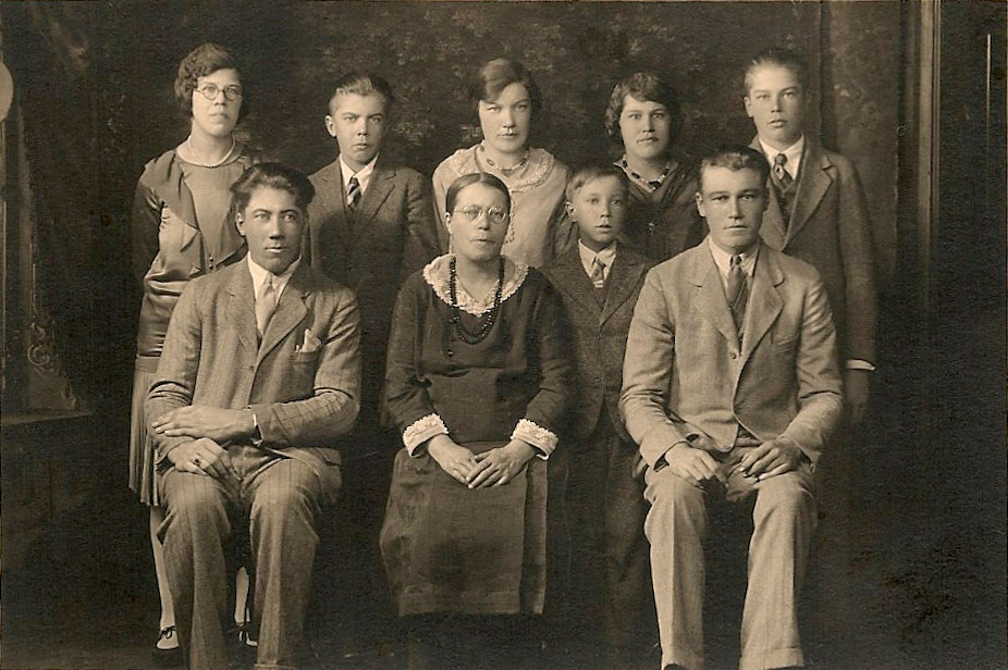 verbrugge familie in 1929 in 1929.
Back L to R: Maud, John, Marie, Pauline, Pete. Front: Heis, Martha Heijnsdijk Verbrugge, Joe & Adrian..